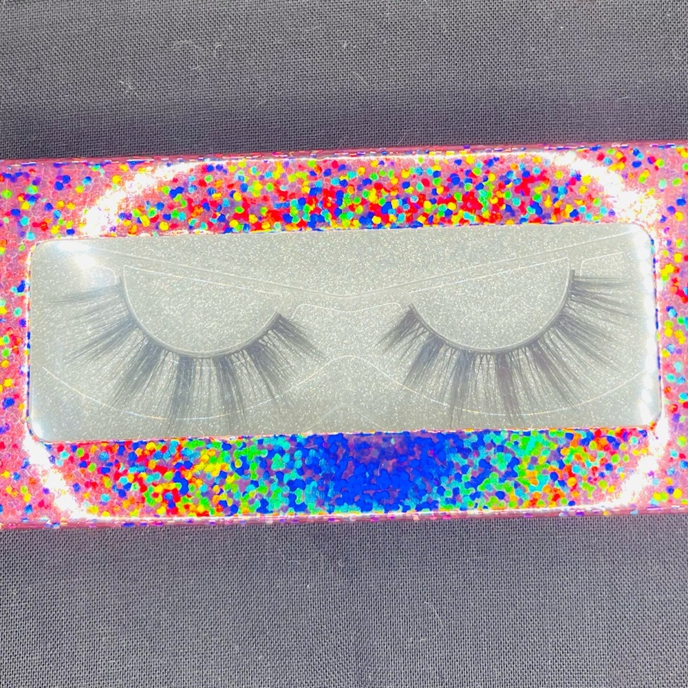LASHES! LASHES! - Picture 2 of 9